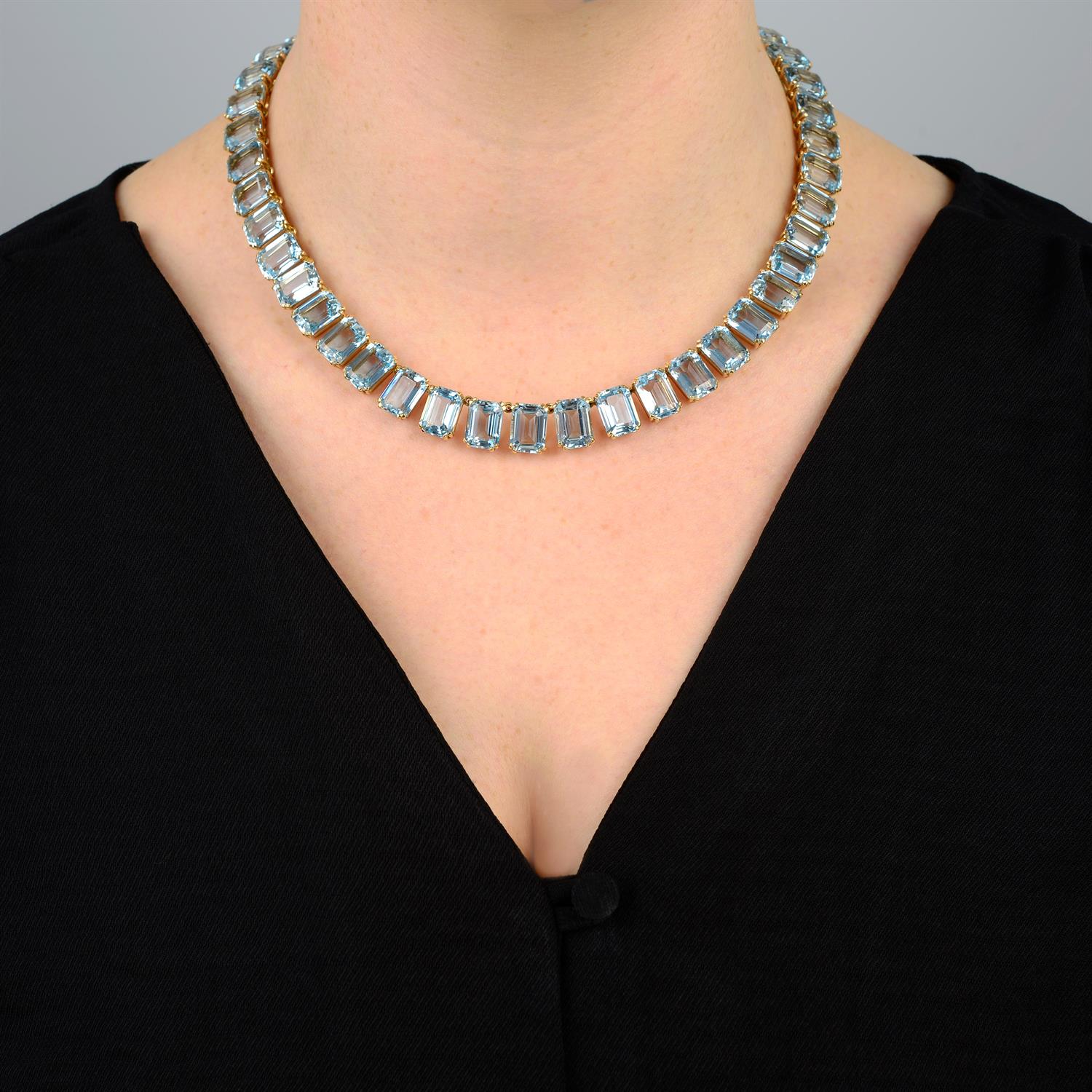 An aquamarine rivière necklace, comprising a line of forty-five gems. - Bild 5 aus 5