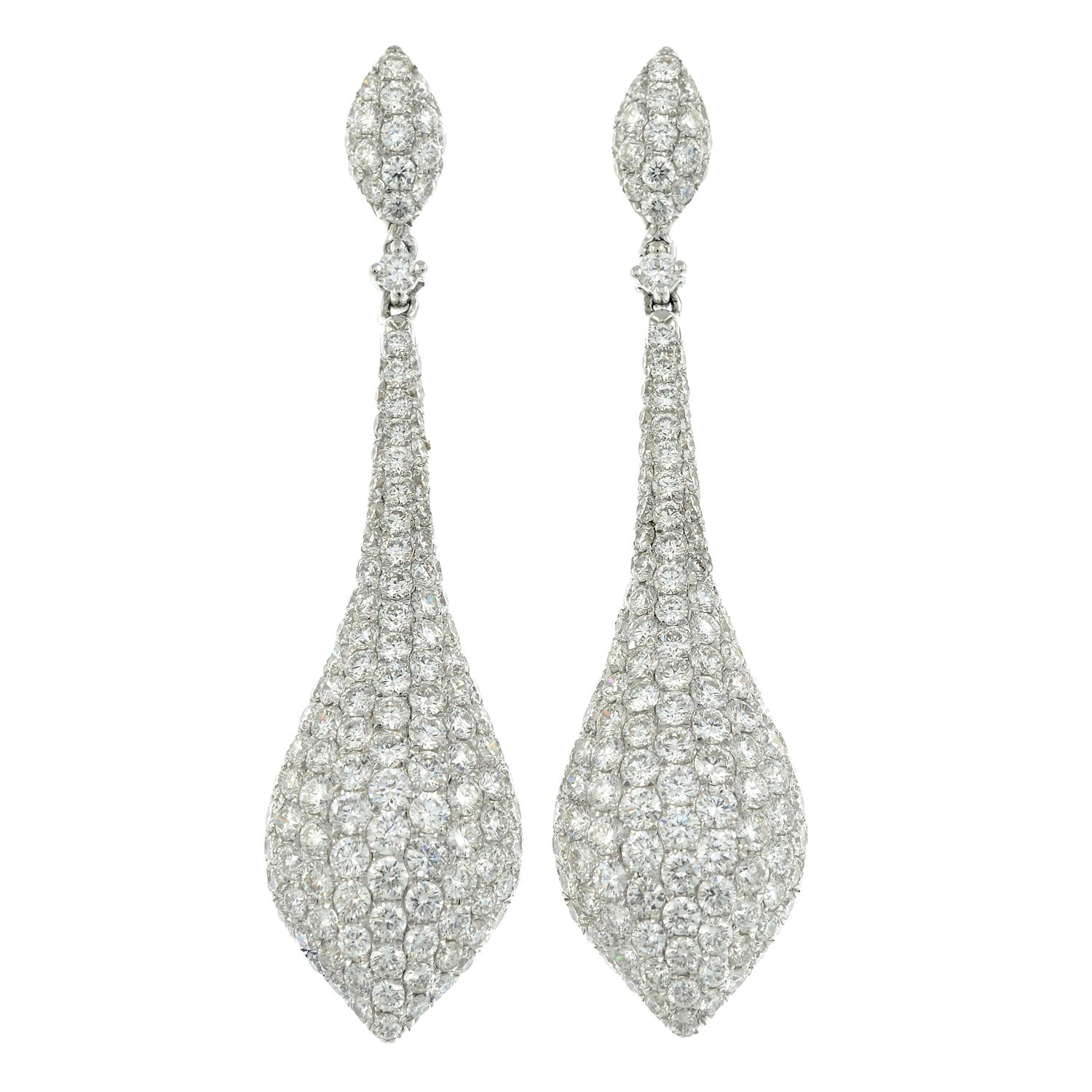 A pair of pavé-set diamond earrings. - Bild 2 aus 3