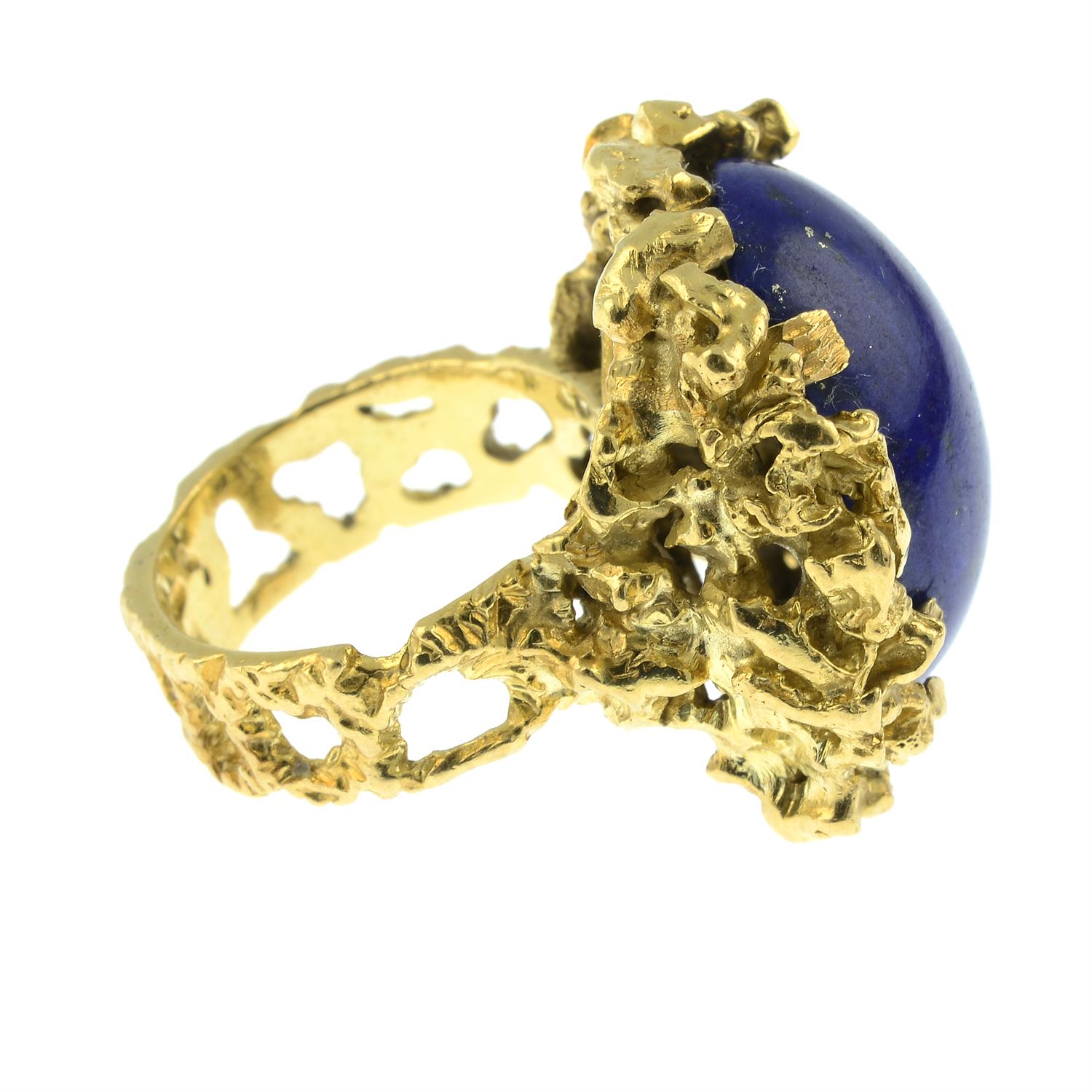 A 1960's 18ct gold lapis lazuli dress ring. - Bild 5 aus 7