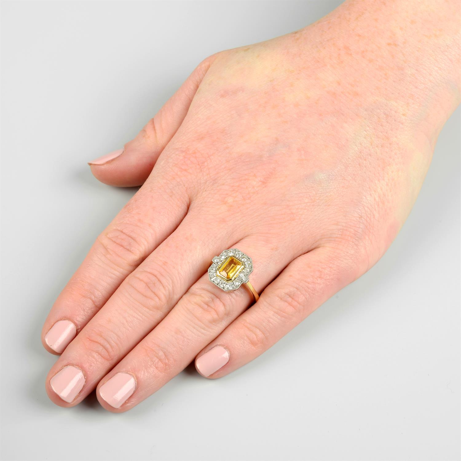 An 18ct gold yellow sapphire and brilliant-cut diamond geometric cluster ring. - Bild 6 aus 6