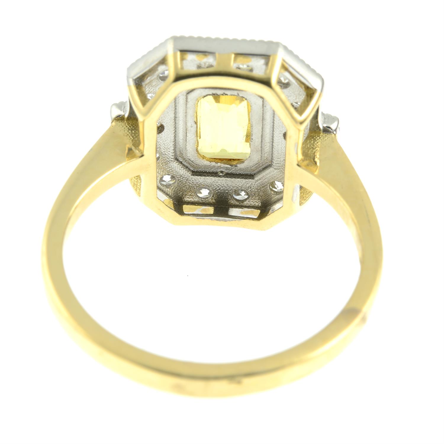 An 18ct gold yellow sapphire and brilliant-cut diamond geometric cluster ring. - Bild 4 aus 6