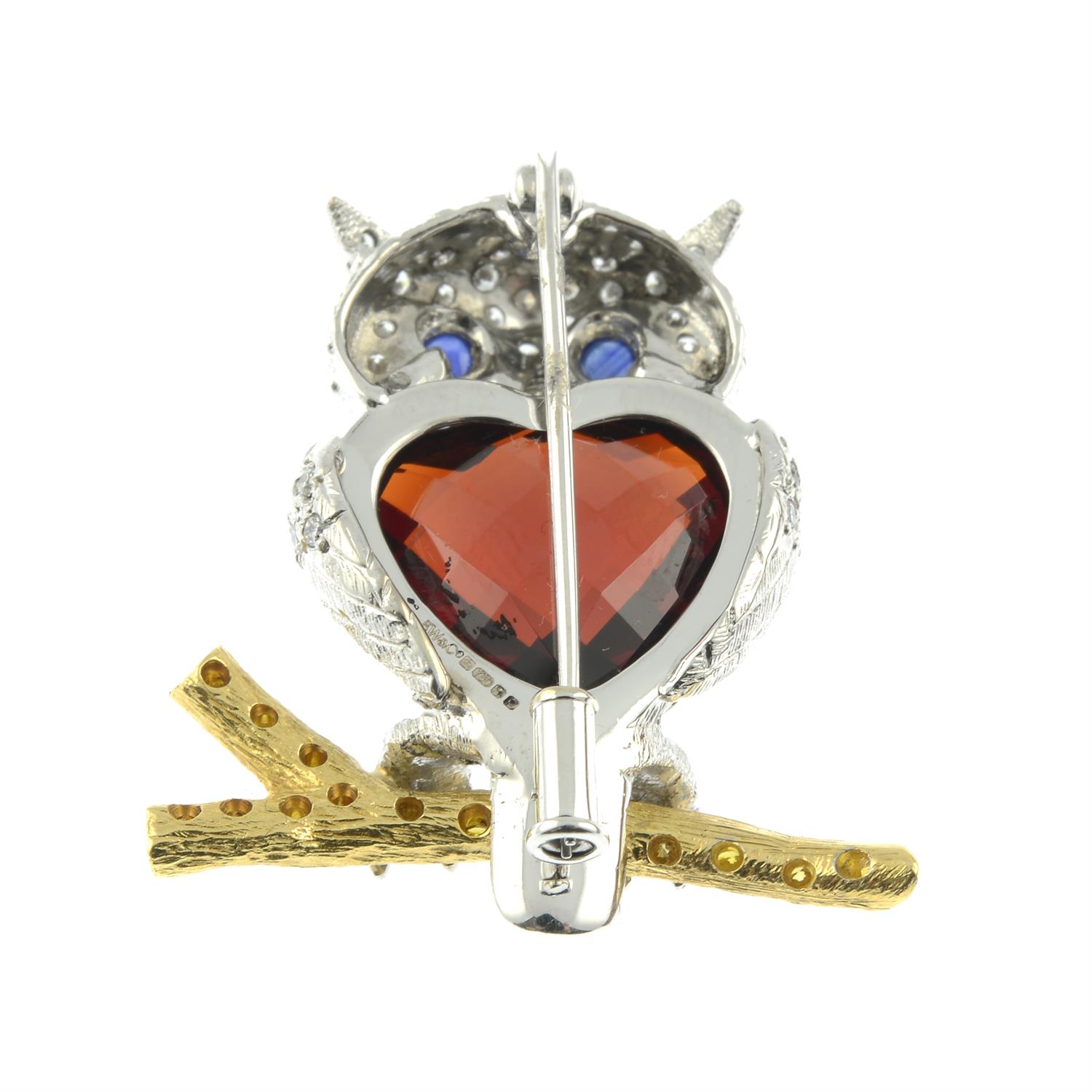 An 18ct gold diamond and garnet owl brooch, with sapphire eyes, perched on a 'yellow' diamond - Bild 3 aus 4