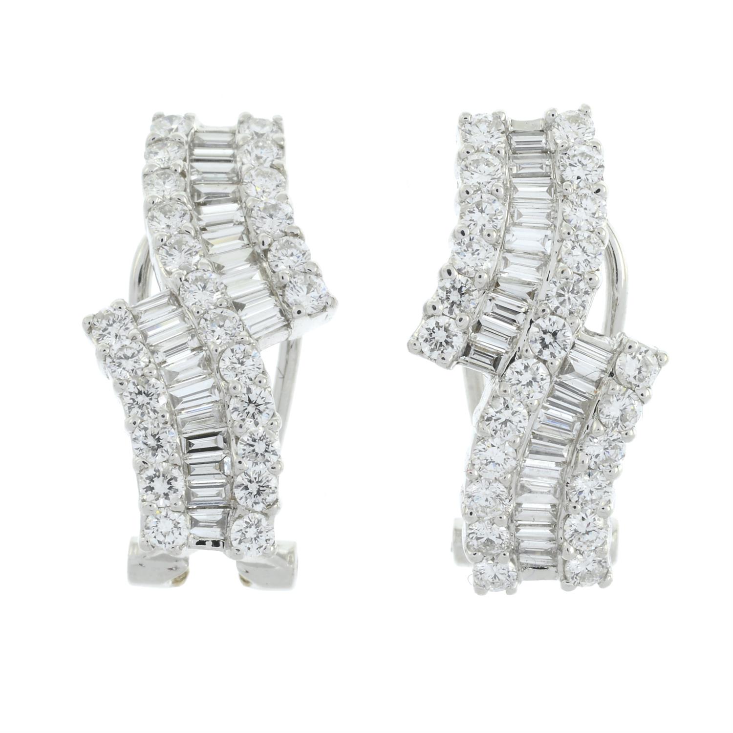 A pair of 18ct gold baguette and brilliant-cut diamond scroll earrings. - Bild 2 aus 4