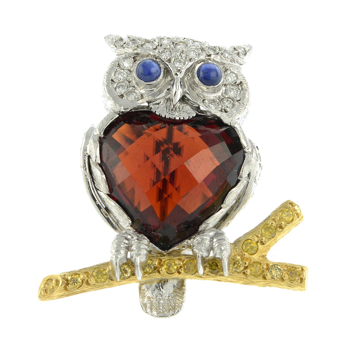 An 18ct gold diamond and garnet owl brooch, with sapphire eyes, perched on a 'yellow' diamond - Bild 2 aus 4