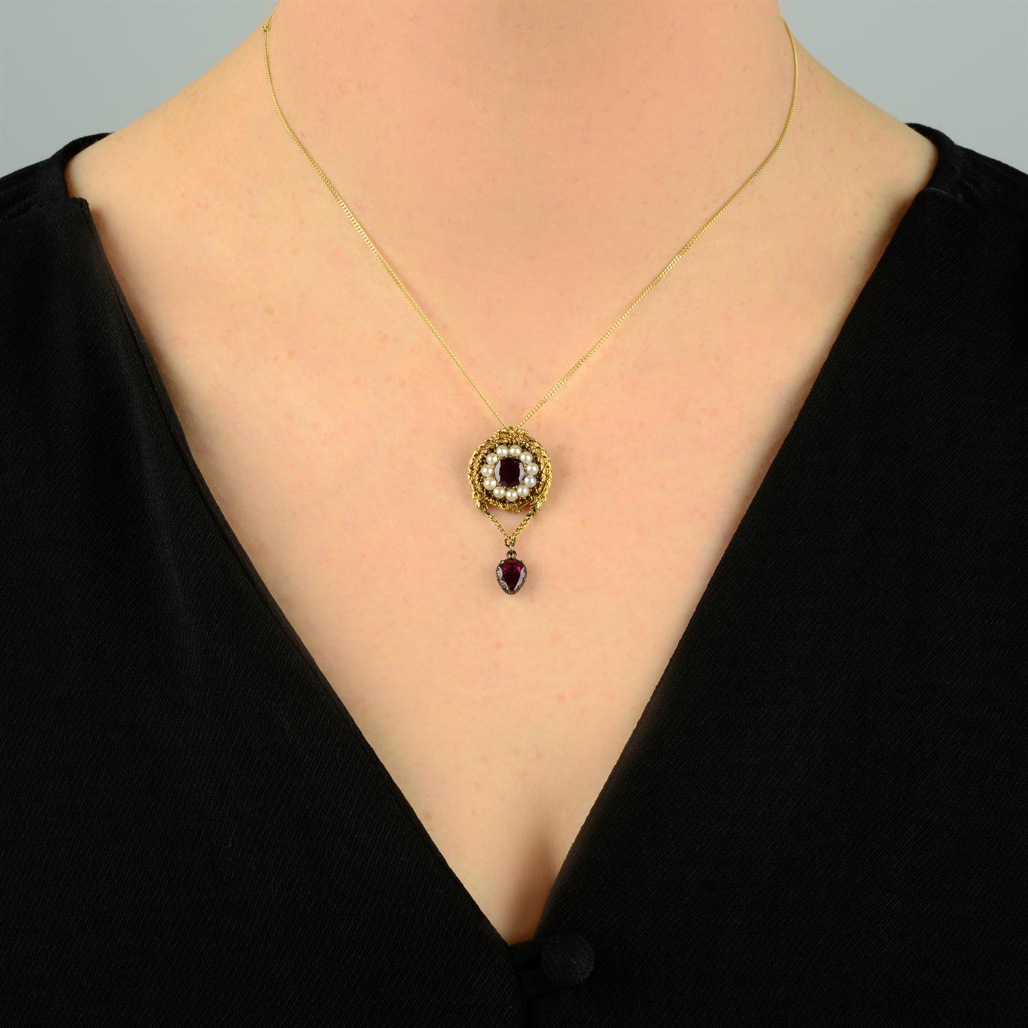 A Georgian, gold foil back garnet and split pearl ouroboros snake pendant. - Bild 4 aus 4