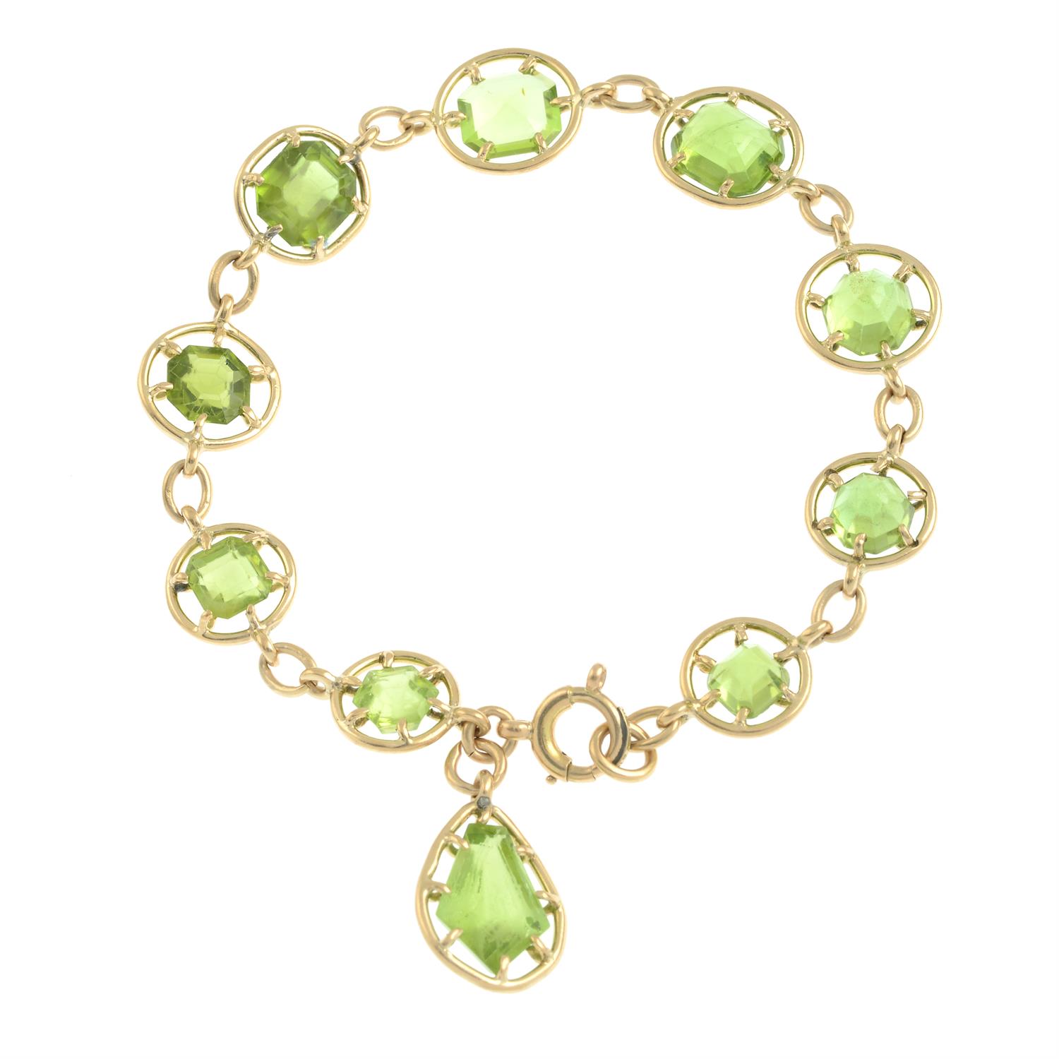 An Edwardian 15ct gold vari-shape peridot bracelet, with modified kite-shape peridot drop. - Bild 2 aus 3