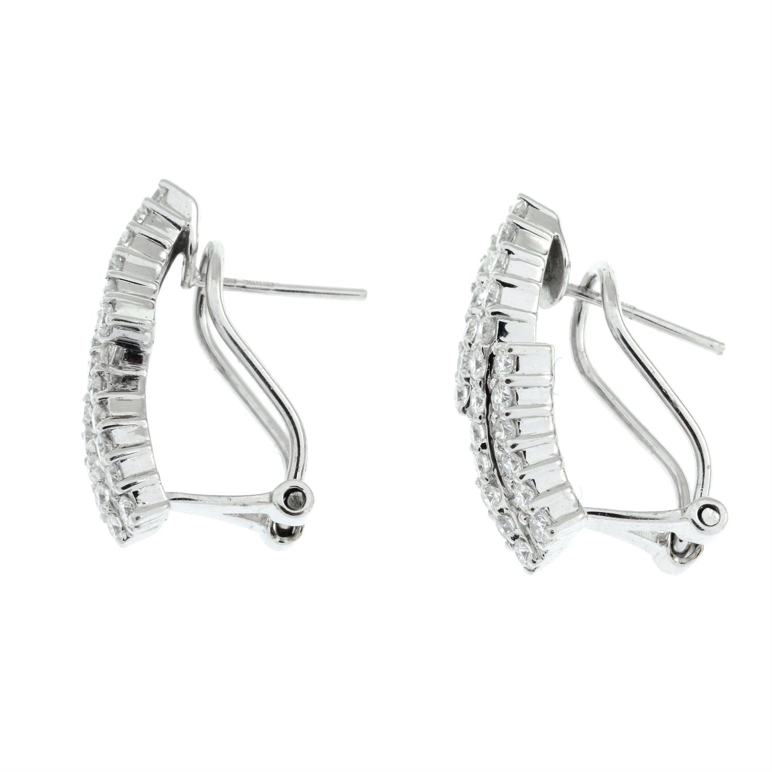 A pair of 18ct gold baguette and brilliant-cut diamond scroll earrings. - Bild 3 aus 4