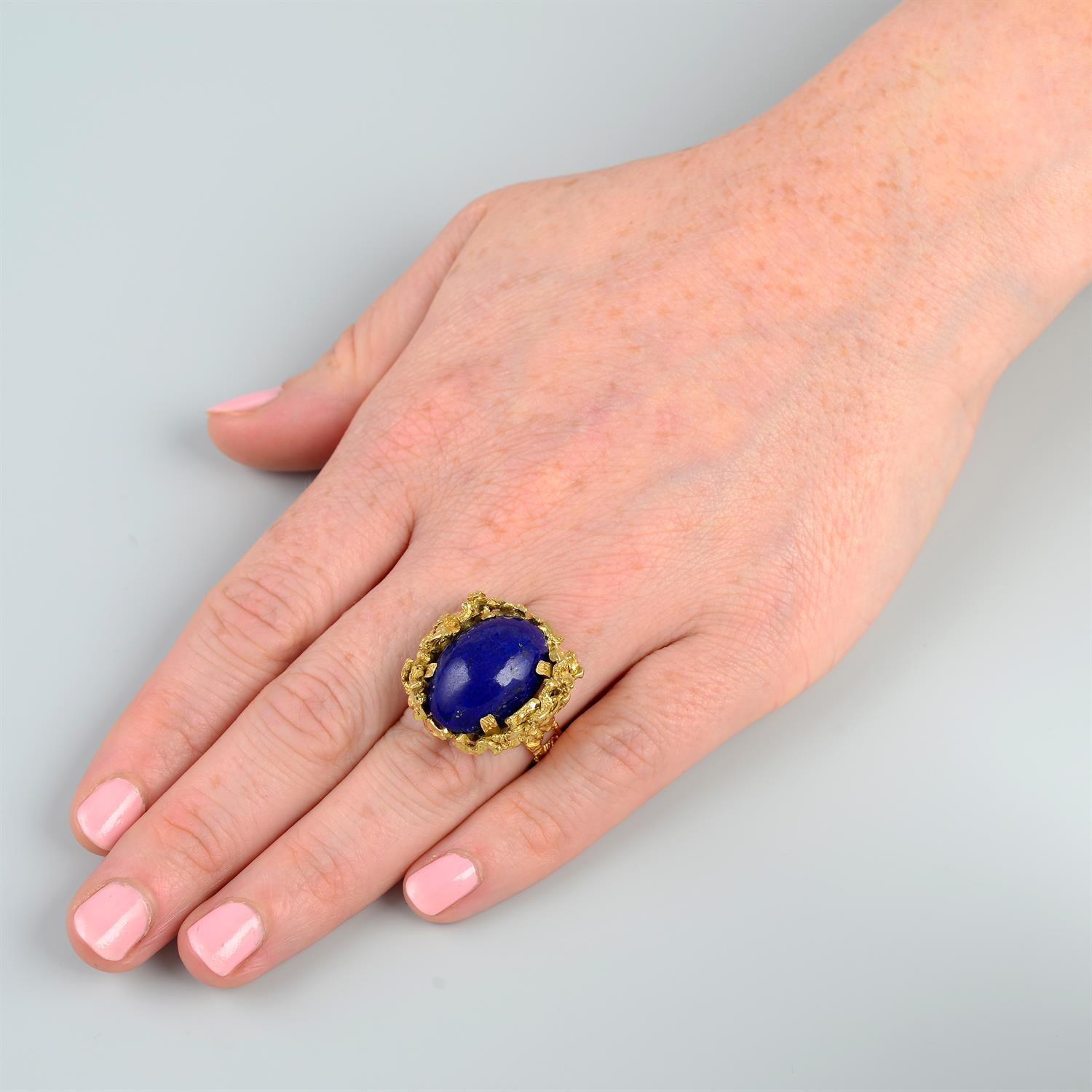 A 1960's 18ct gold lapis lazuli dress ring. - Bild 7 aus 7