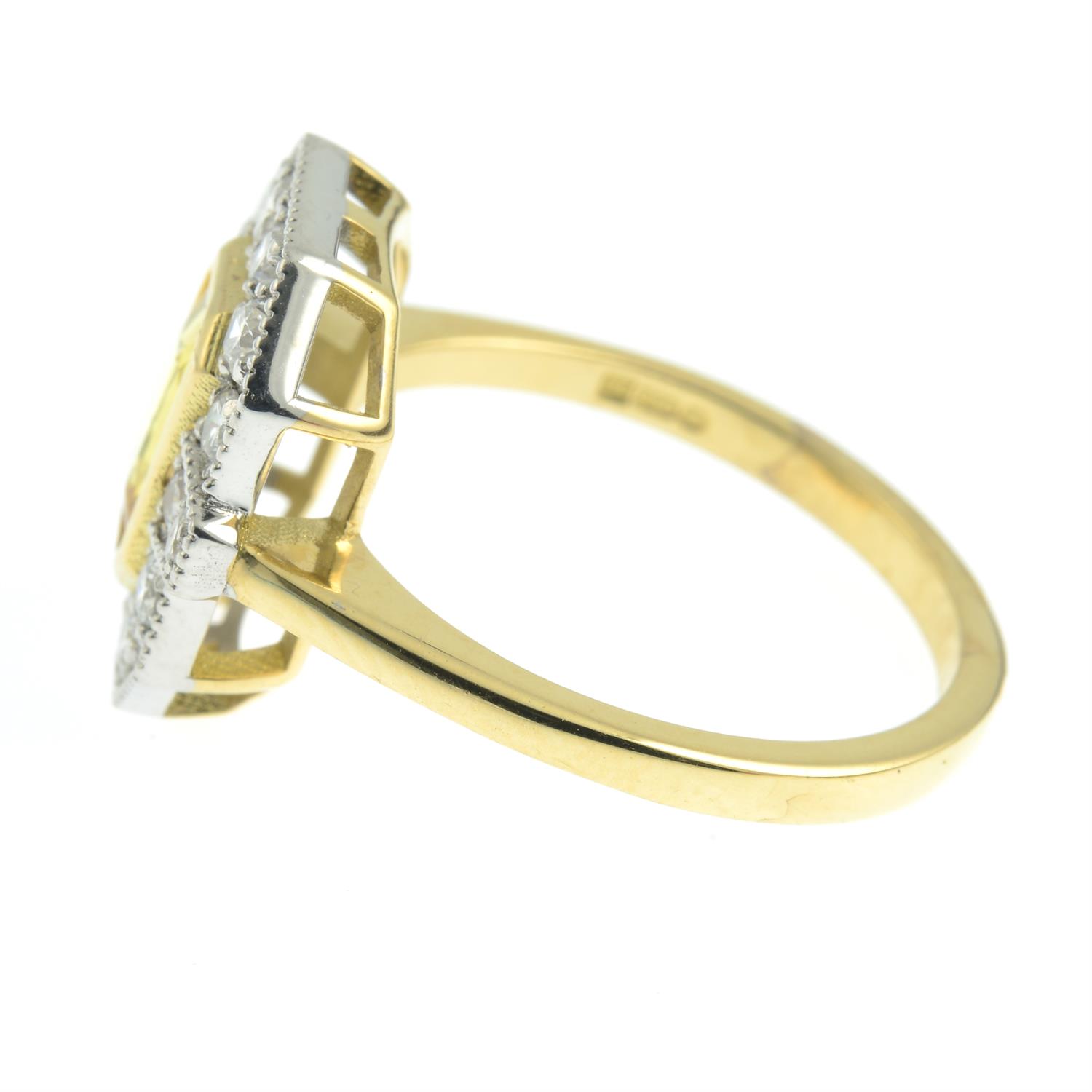 An 18ct gold yellow sapphire and brilliant-cut diamond geometric cluster ring. - Bild 3 aus 6