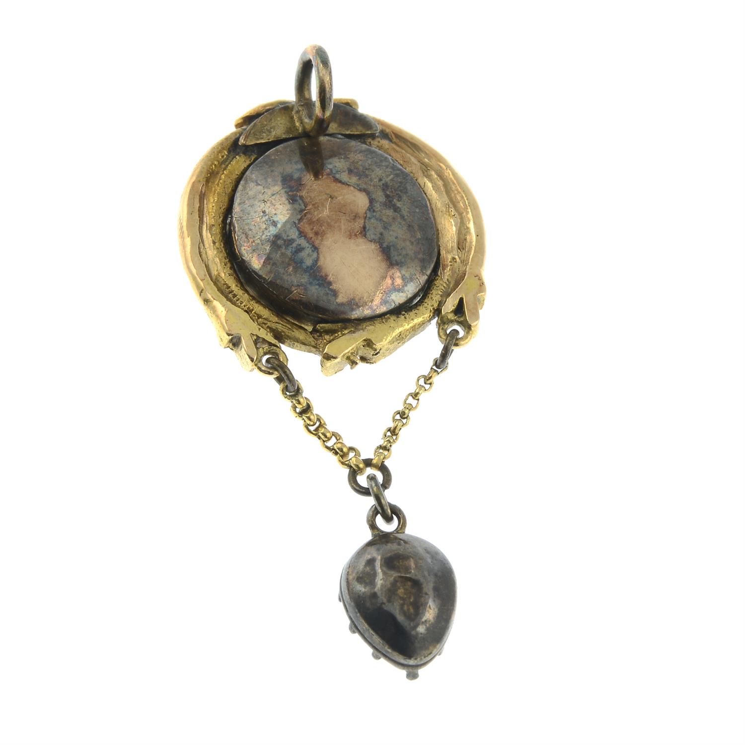 A Georgian, gold foil back garnet and split pearl ouroboros snake pendant. - Bild 3 aus 4