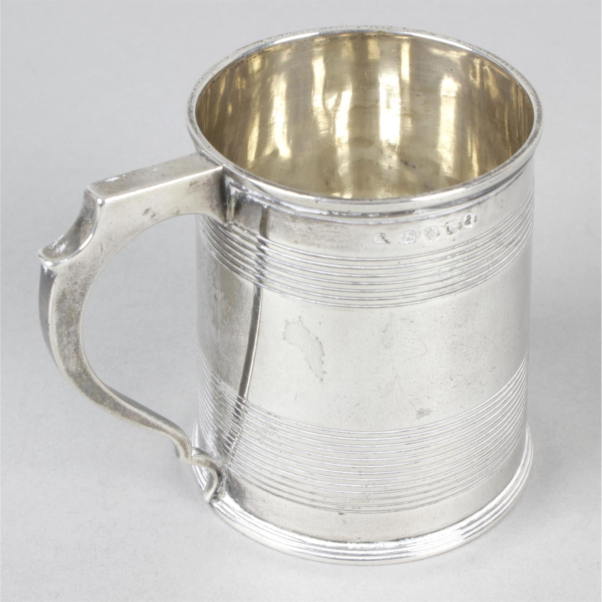 A small George III christening mug with reeded decoration. - Image 2 of 3