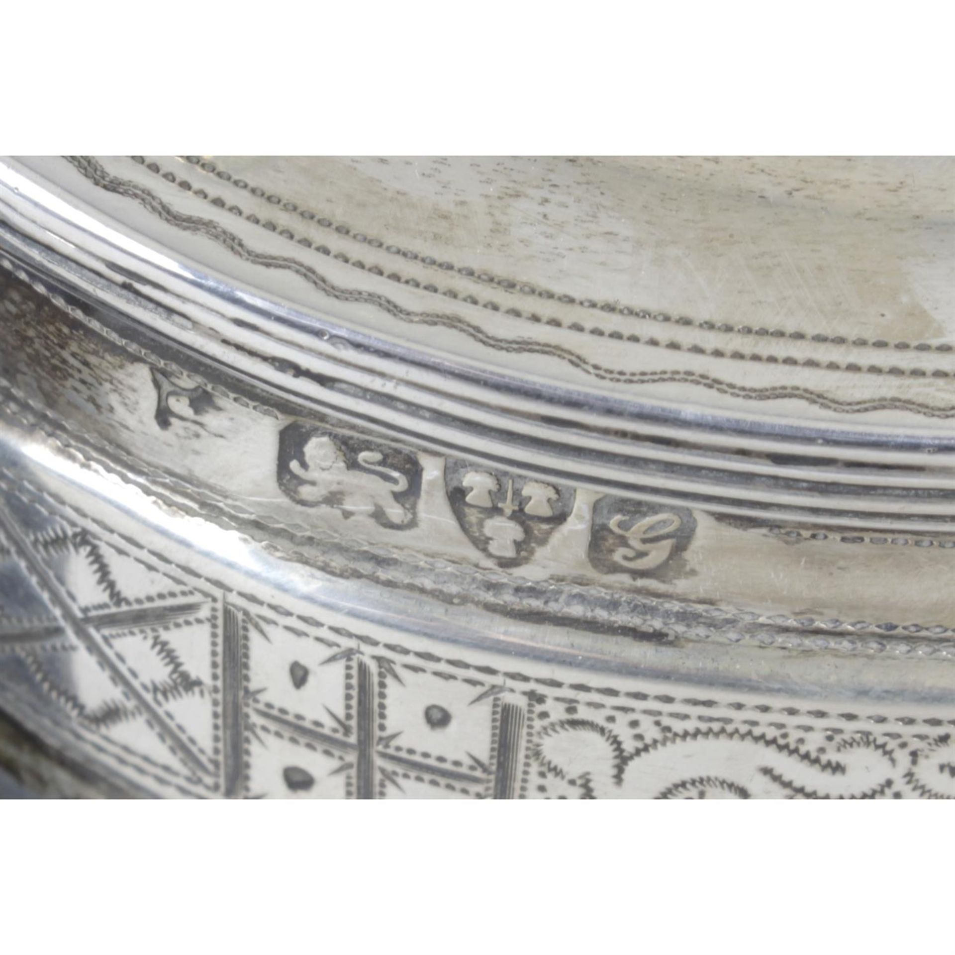 An Edwardian silver oval teapot in Georgian style. - Image 3 of 3