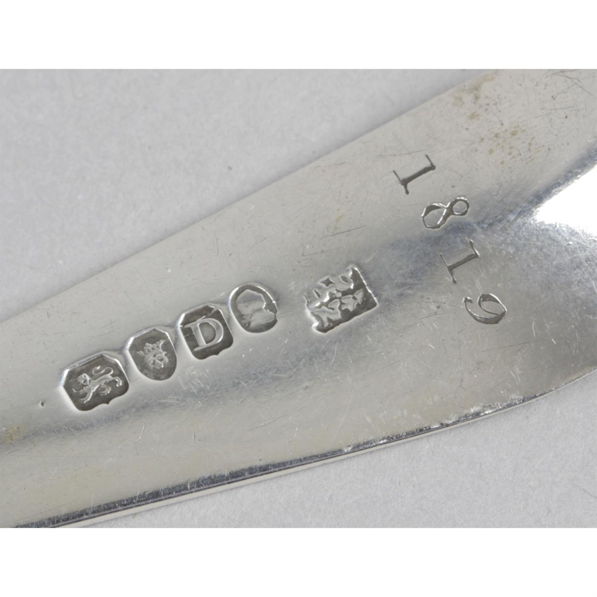 A George III silver straining spoon in Old English pattern. - Bild 3 aus 3