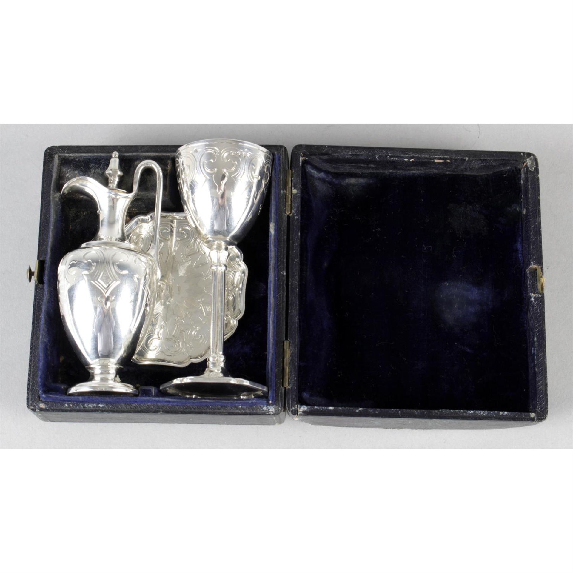 A Victorian silver travelling communion set in fitted presentation case. - Image 4 of 5