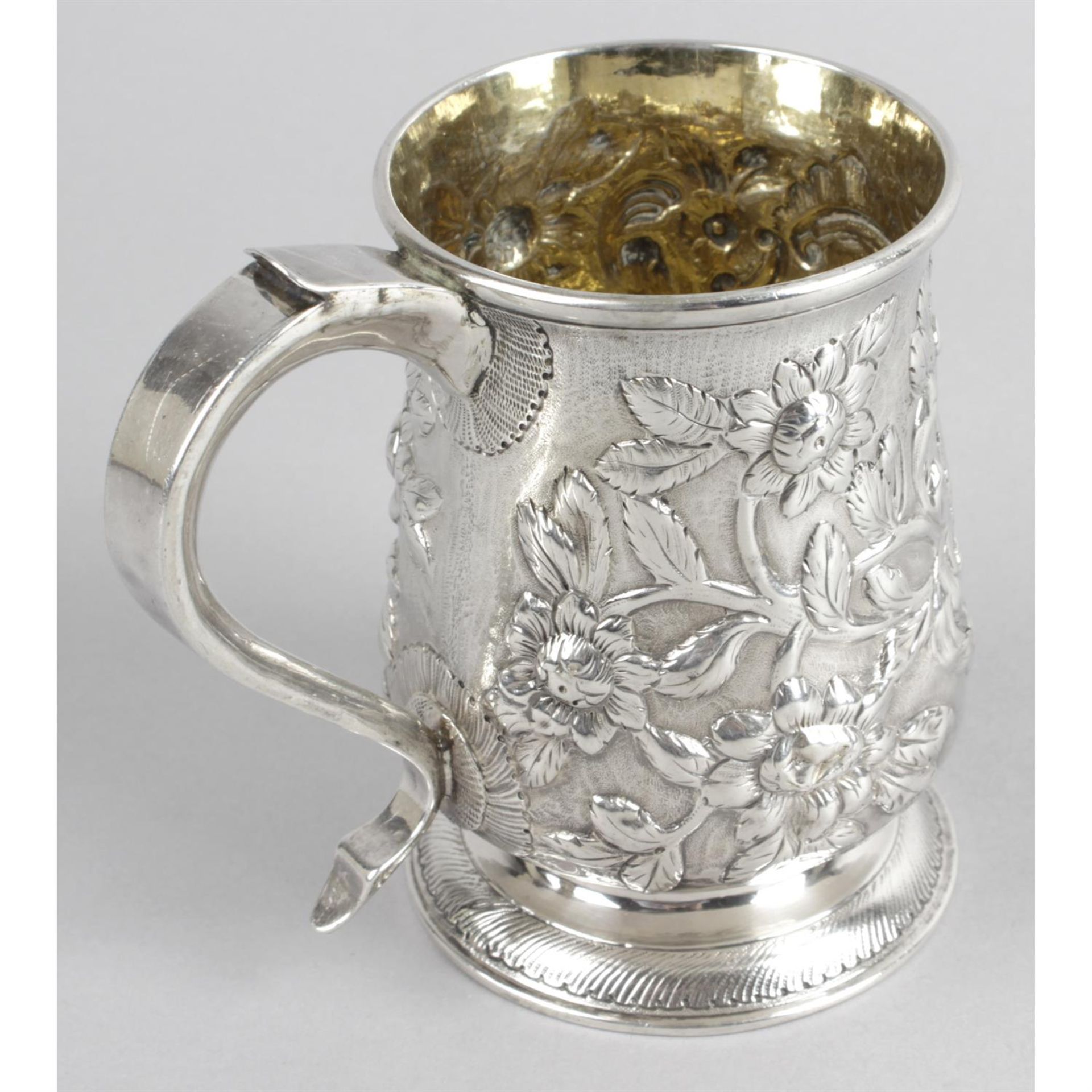 A George III Newcastle silver mug. - Bild 2 aus 3