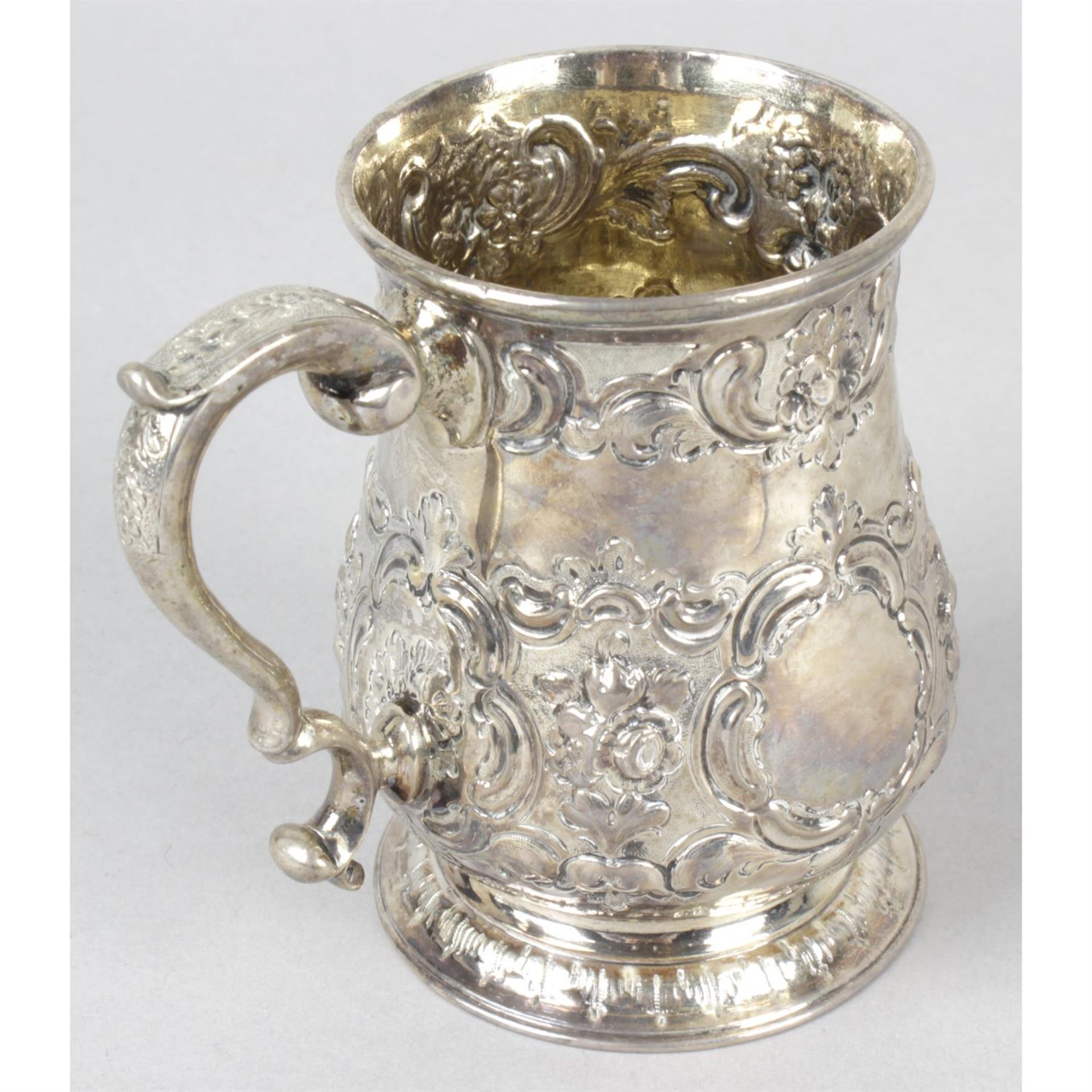 An early George III silver mug. - Image 2 of 3