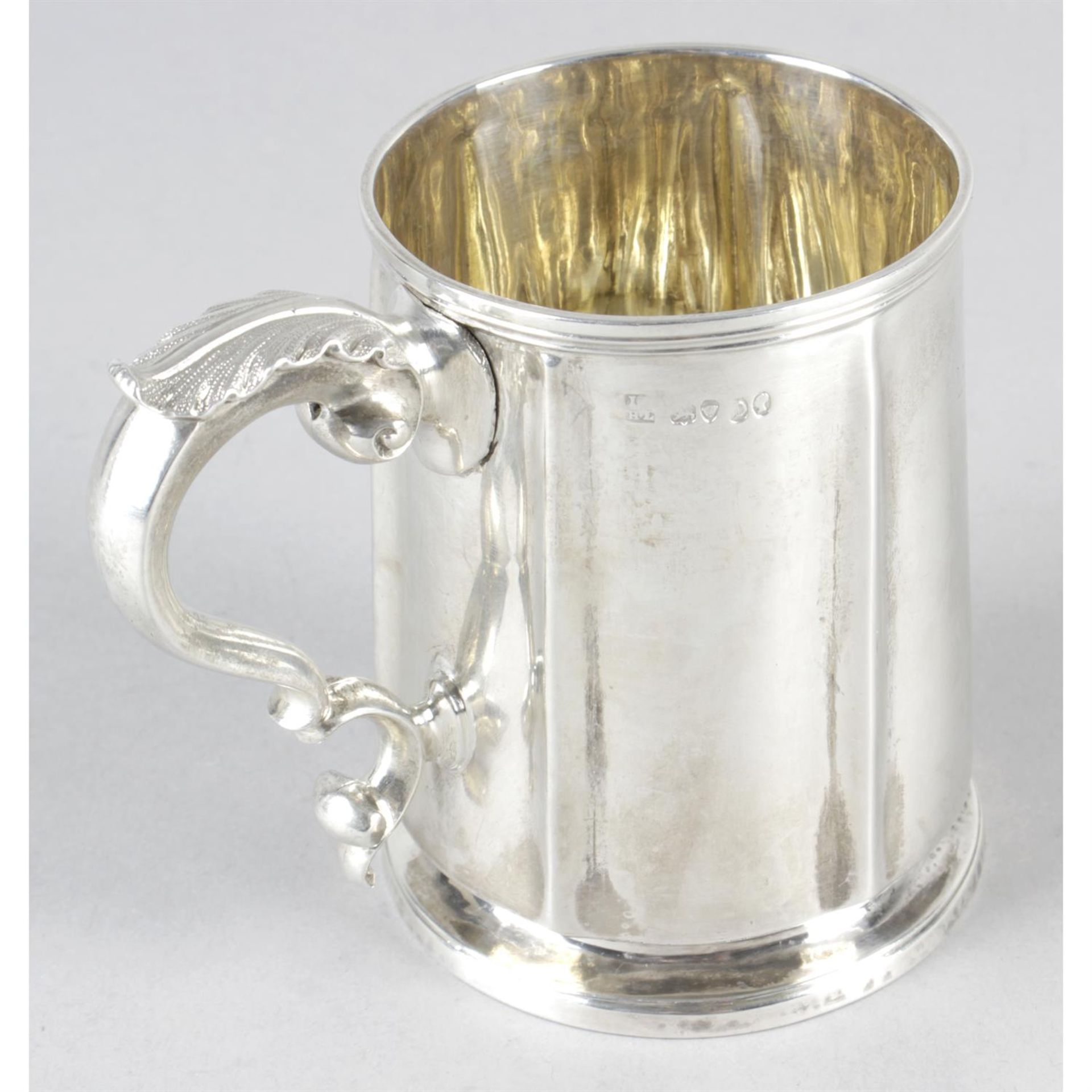 An early Victorian silver mug with later presentation engraving. - Bild 2 aus 3