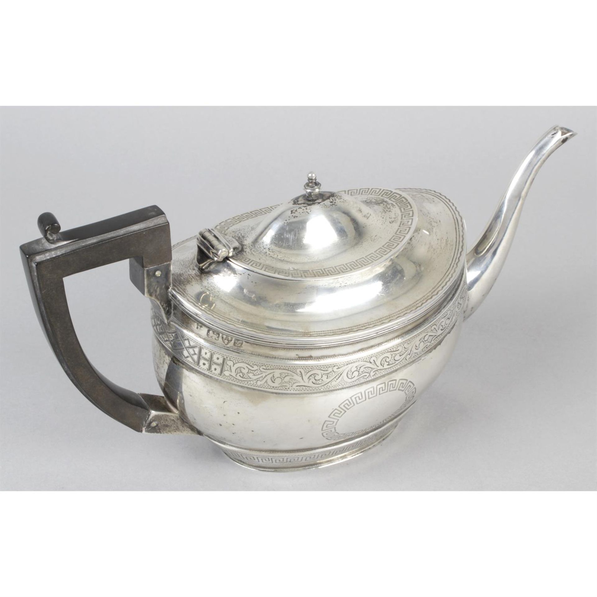 An Edwardian silver oval teapot in Georgian style. - Image 2 of 3