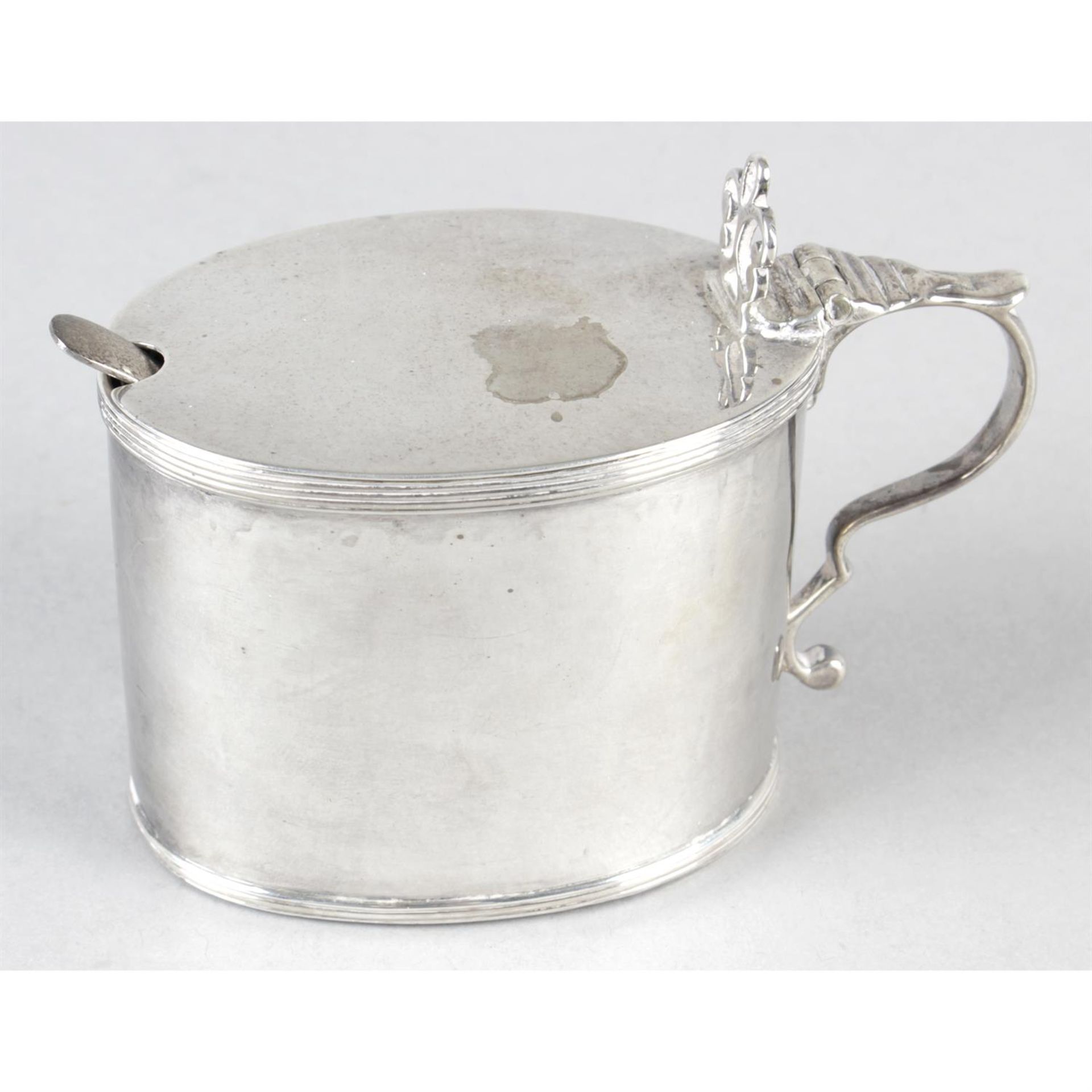 A George III silver mustard pot.