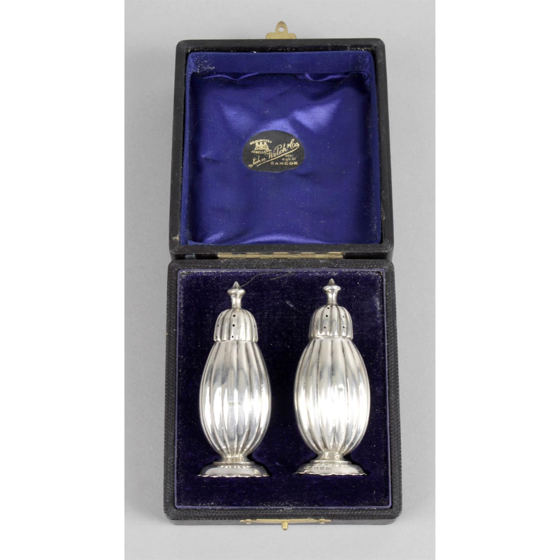 A cased pair of late Victorian silver twin-handled salts with matched spoons, together with a cased - Bild 3 aus 4
