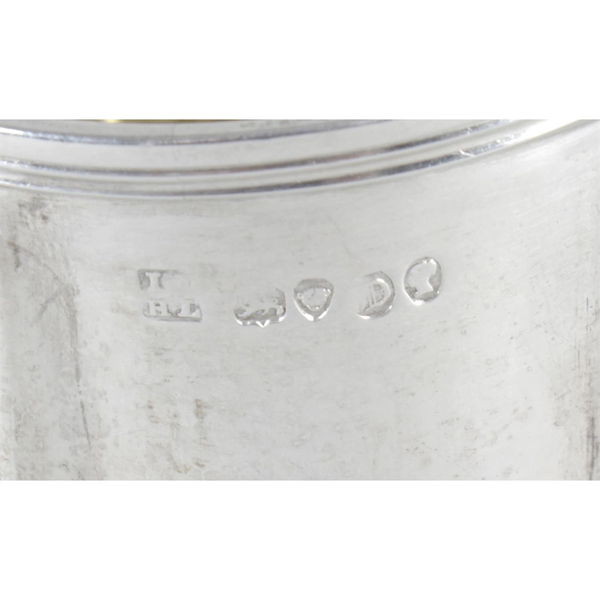 An early Victorian silver mug with later presentation engraving. - Bild 3 aus 3