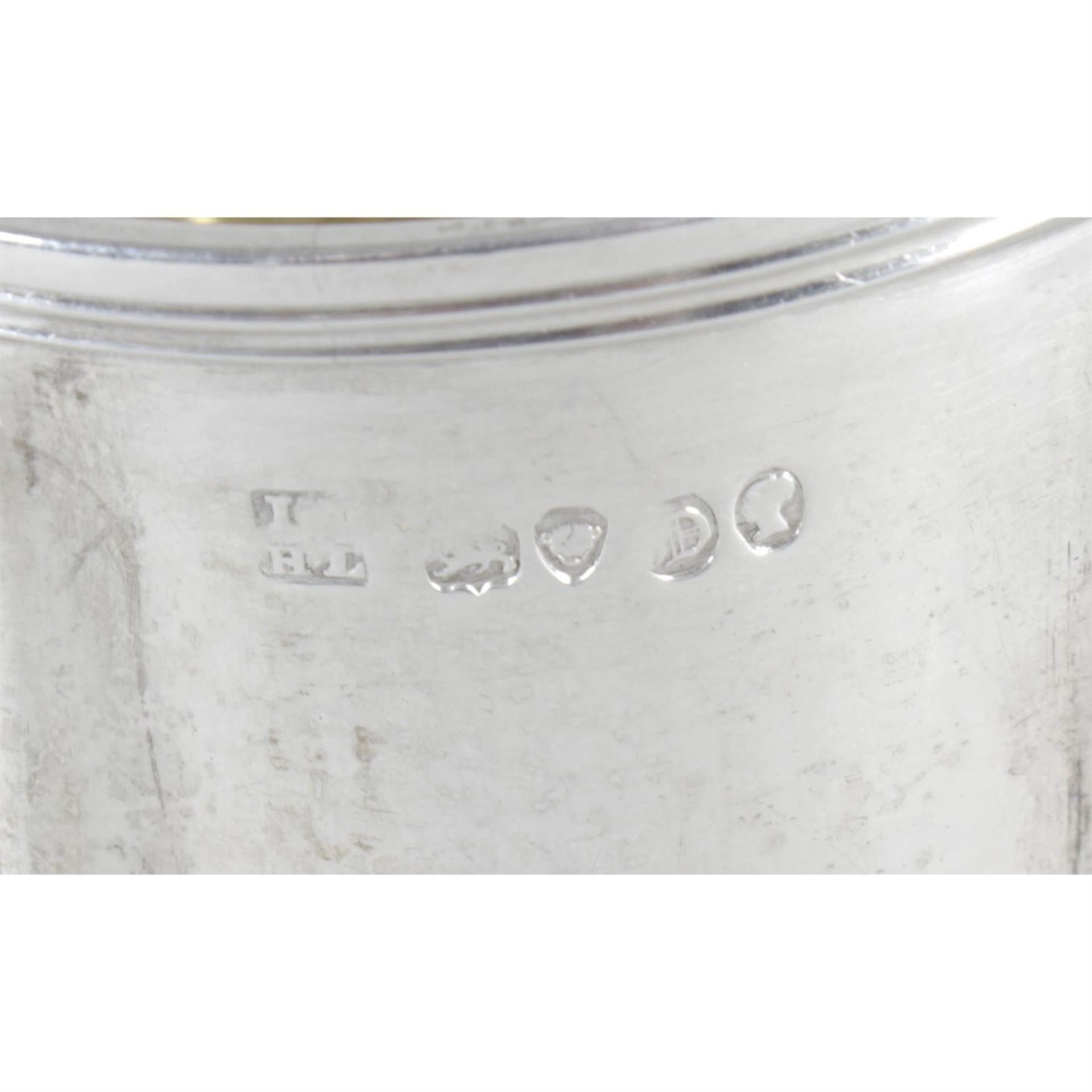 An early Victorian silver mug with later presentation engraving. - Image 3 of 3