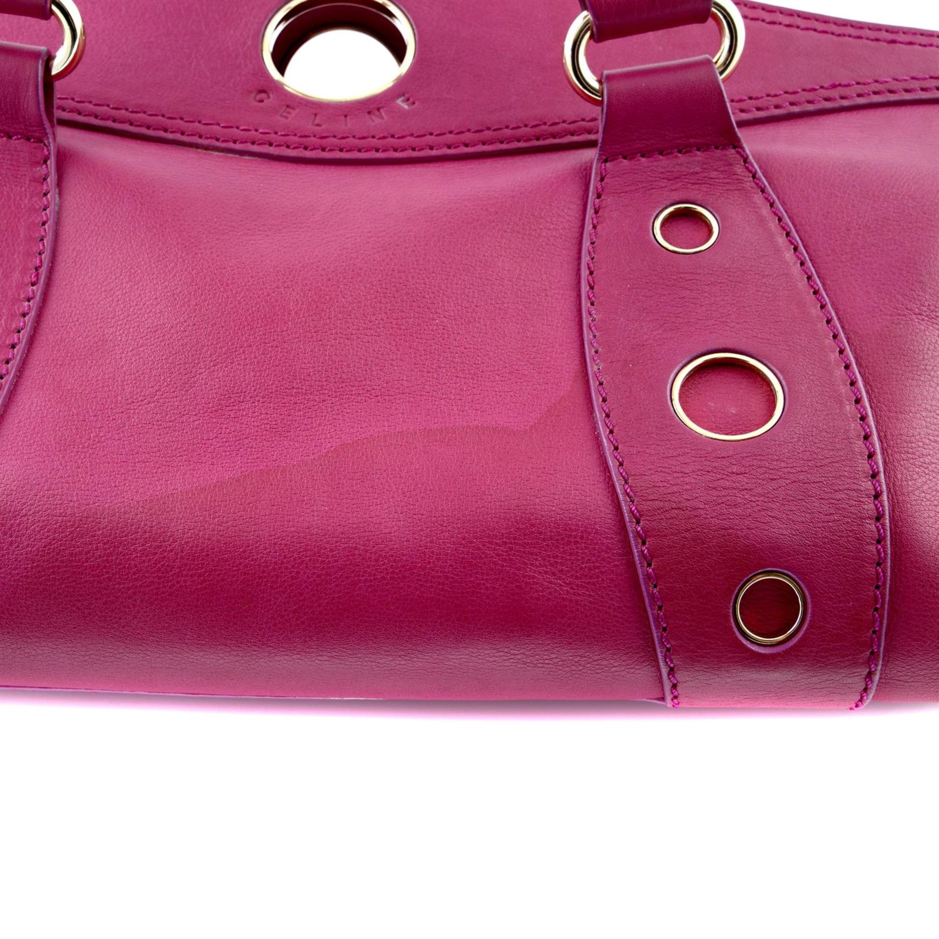 CÉLINE - a fuchsia leather handbag. - Image 5 of 5