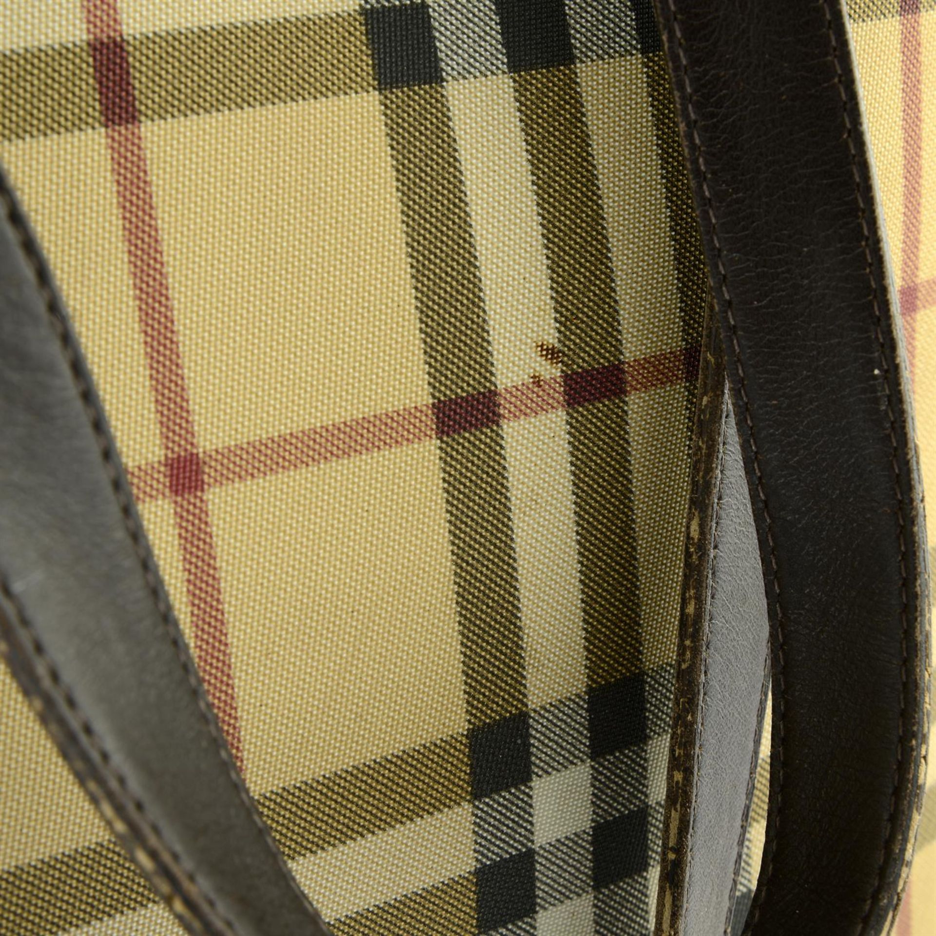 BURBERRY - a Nova check handbag. - Image 3 of 7