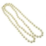 CHRISTIAN DIOR - An imitation pearl single-strand necklace.