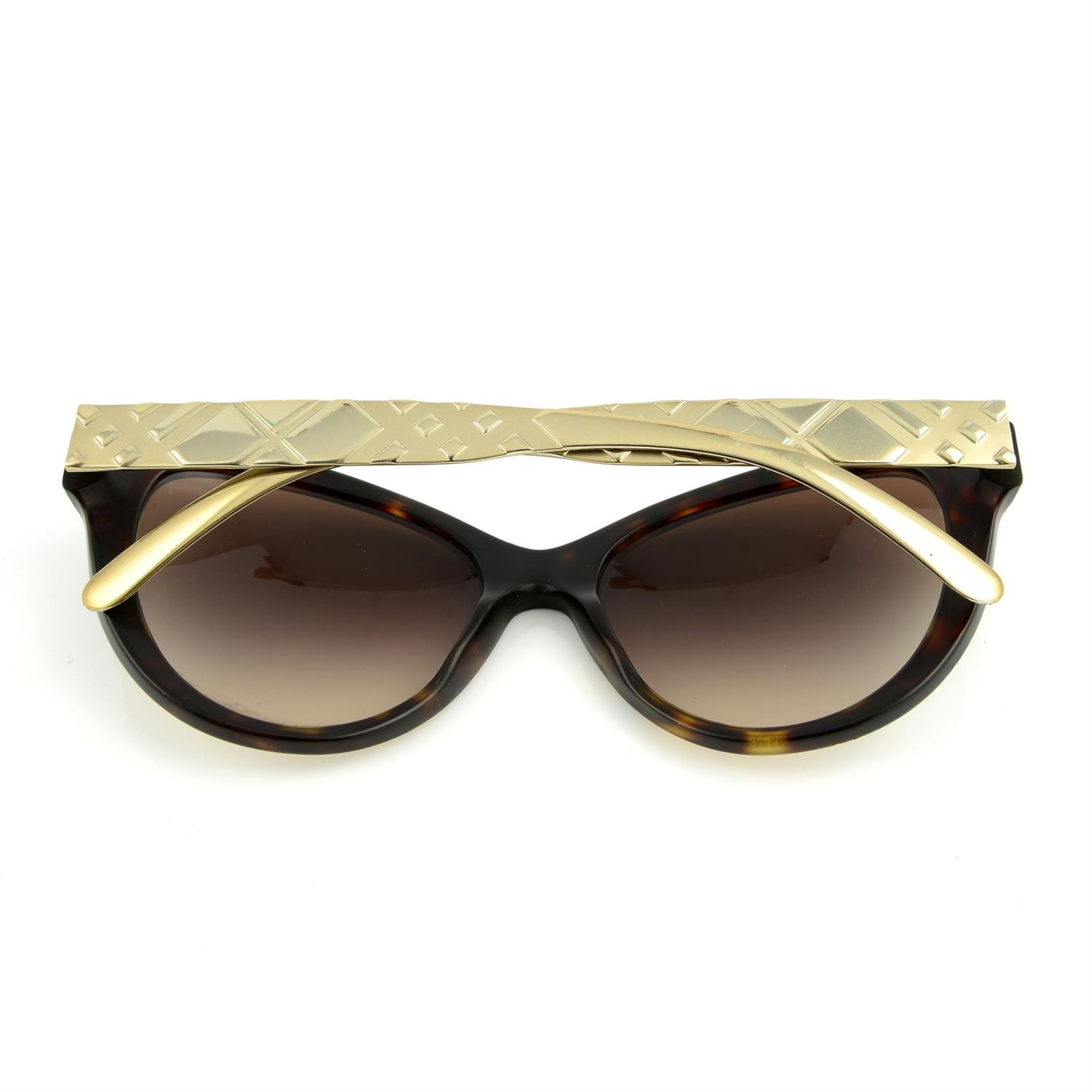 BURBERRY- a pair of sunglasses. - Image 2 of 3