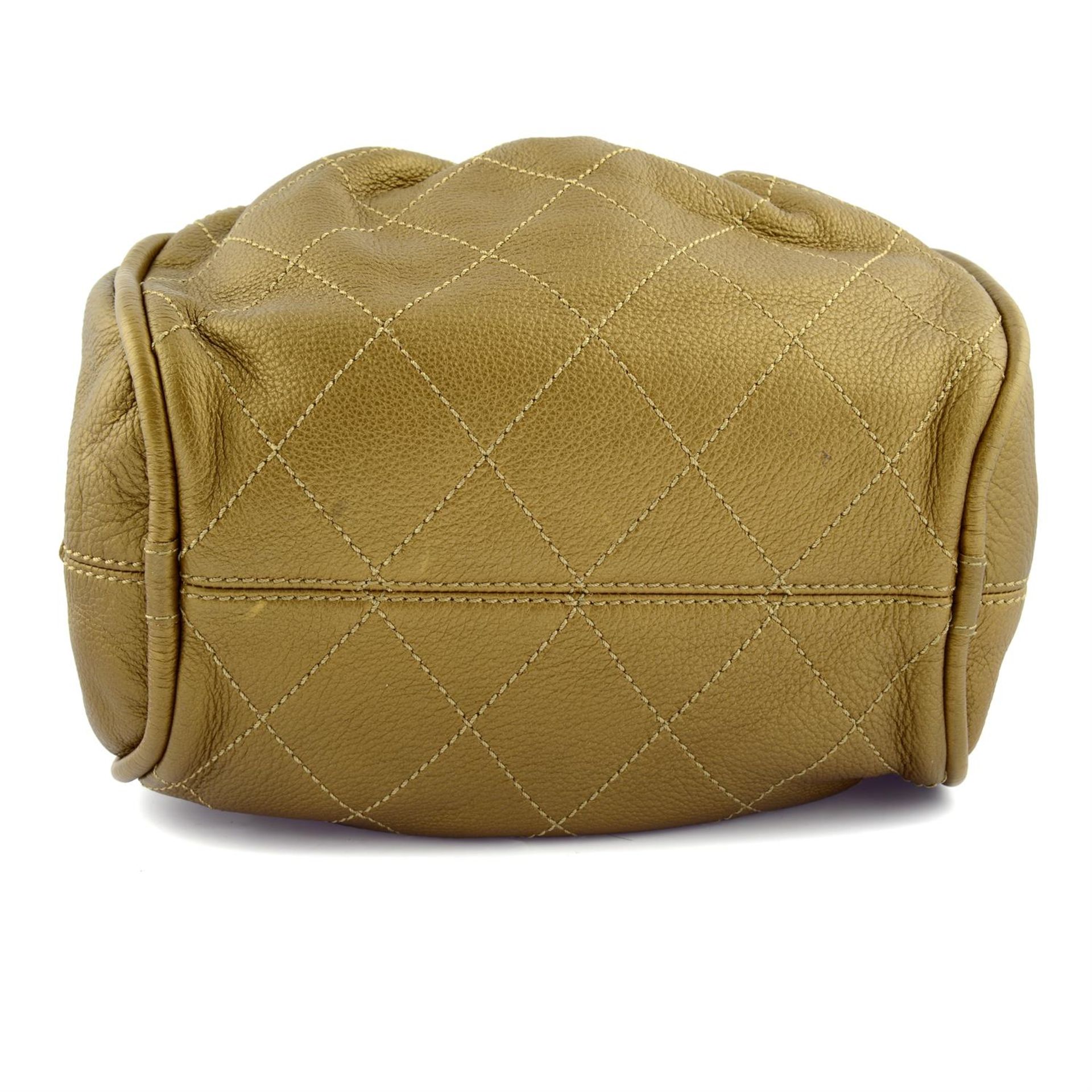 CHANEL - a gold-tone leather handbag. - Image 5 of 5