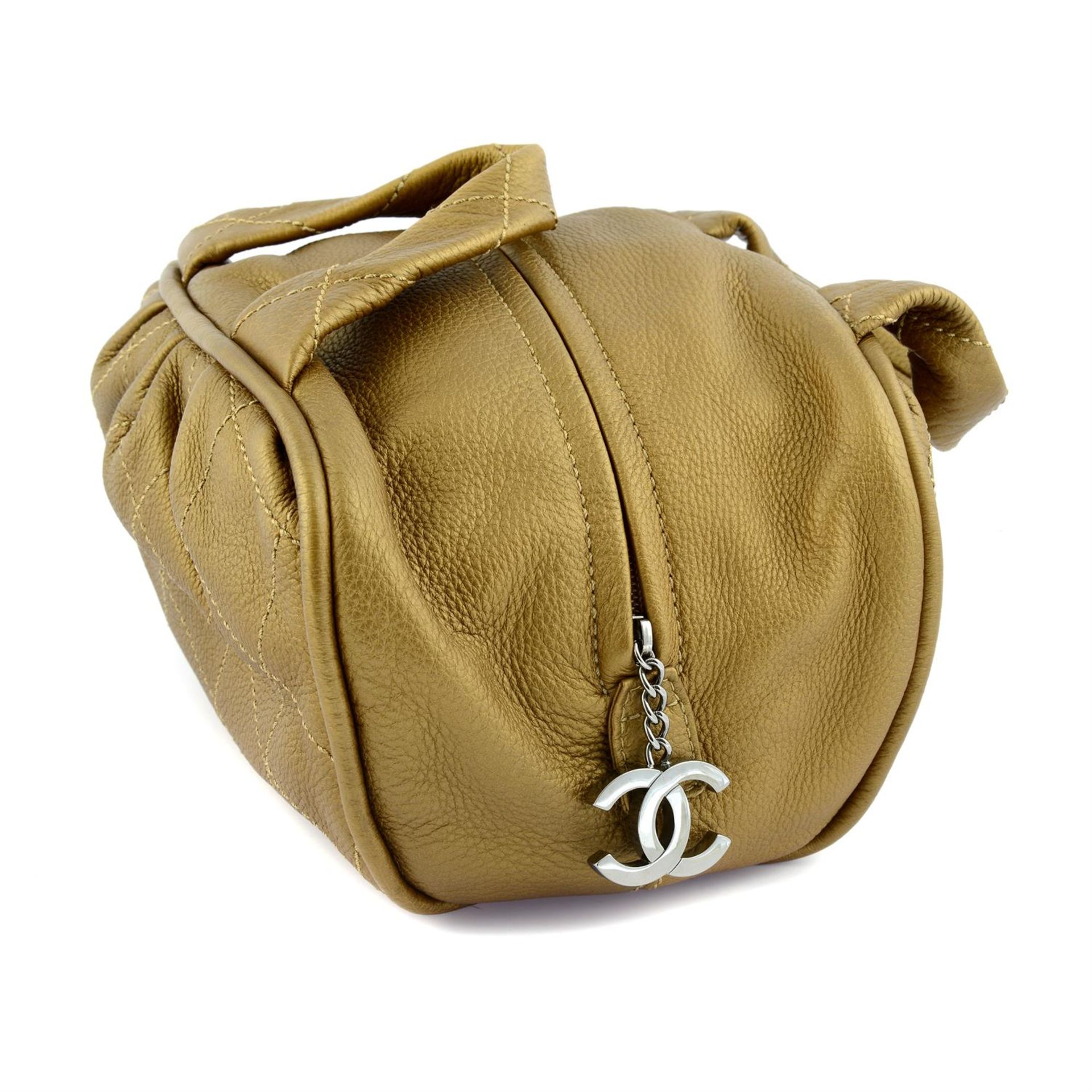 CHANEL - a gold-tone leather handbag. - Image 3 of 5