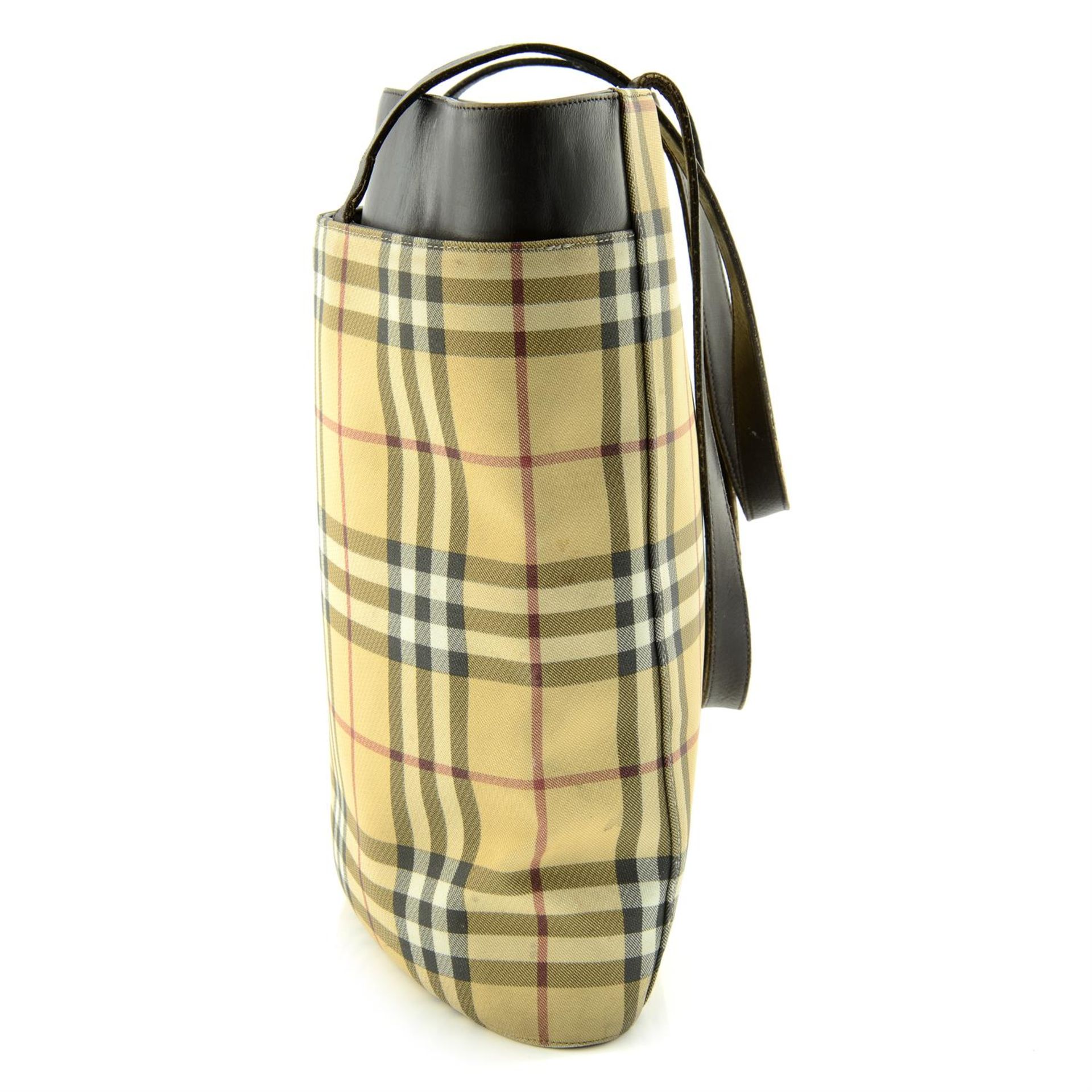 BURBERRY - a Nova check handbag. - Image 5 of 7