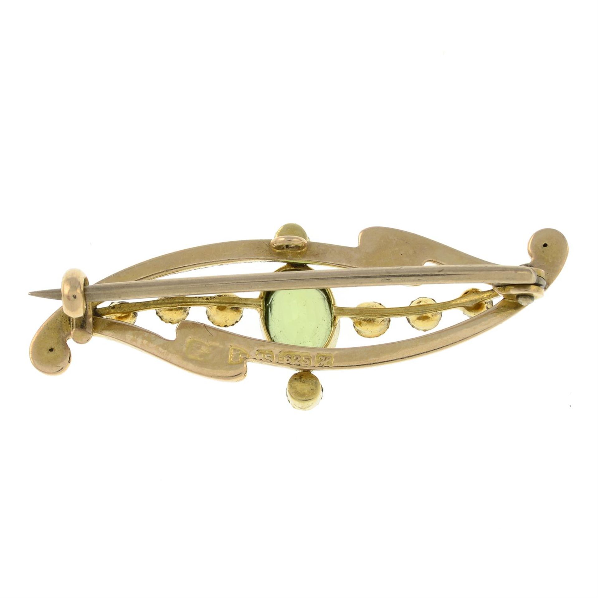 An Edwardian 15ct gold peridot and split pearl brooch. - Image 2 of 2