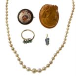 Five items of jewellery.