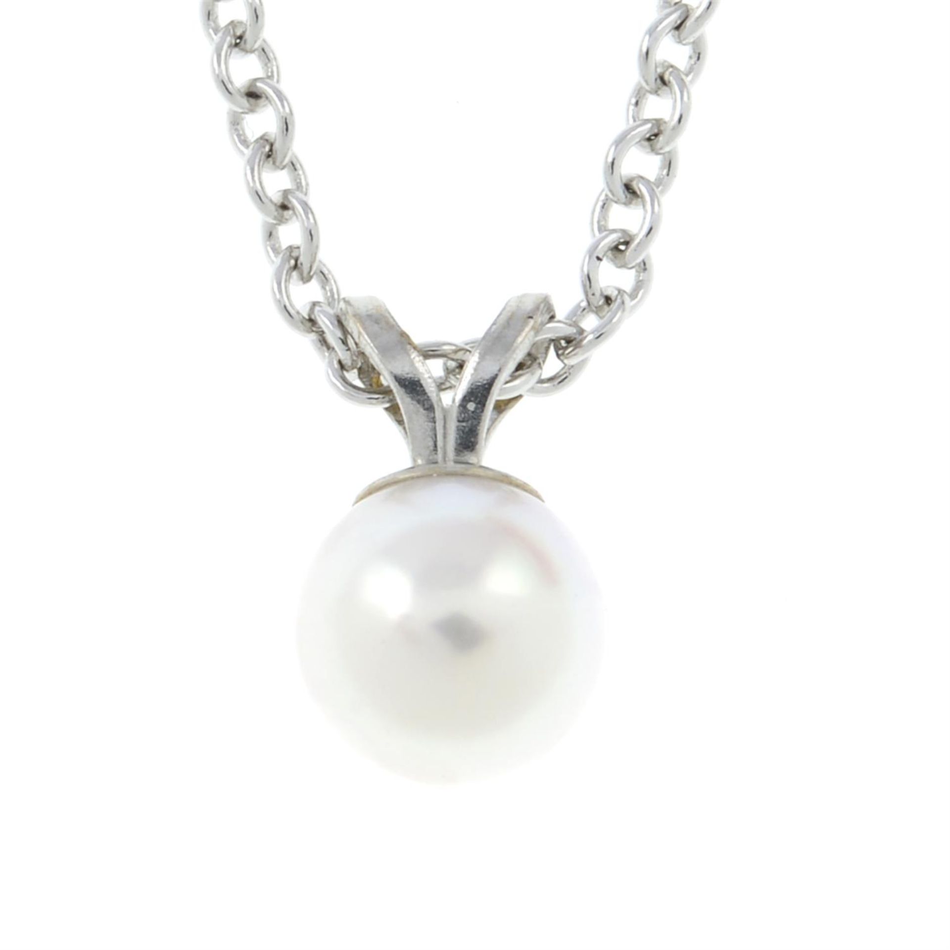 A 9ct gold cultured pearl pendant, with chain.