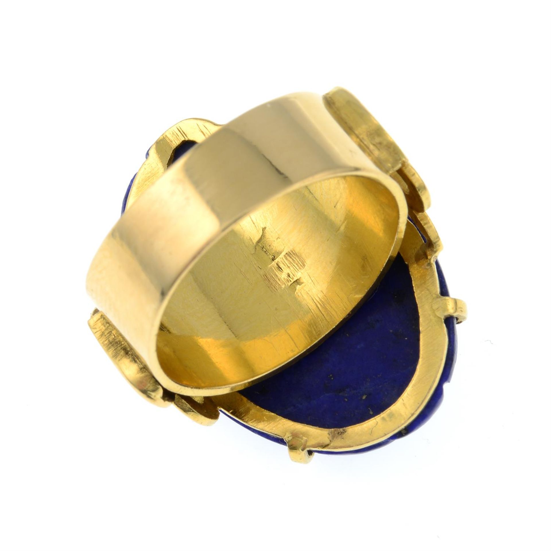 A carved lapis lazuli dress ring. - Image 3 of 3