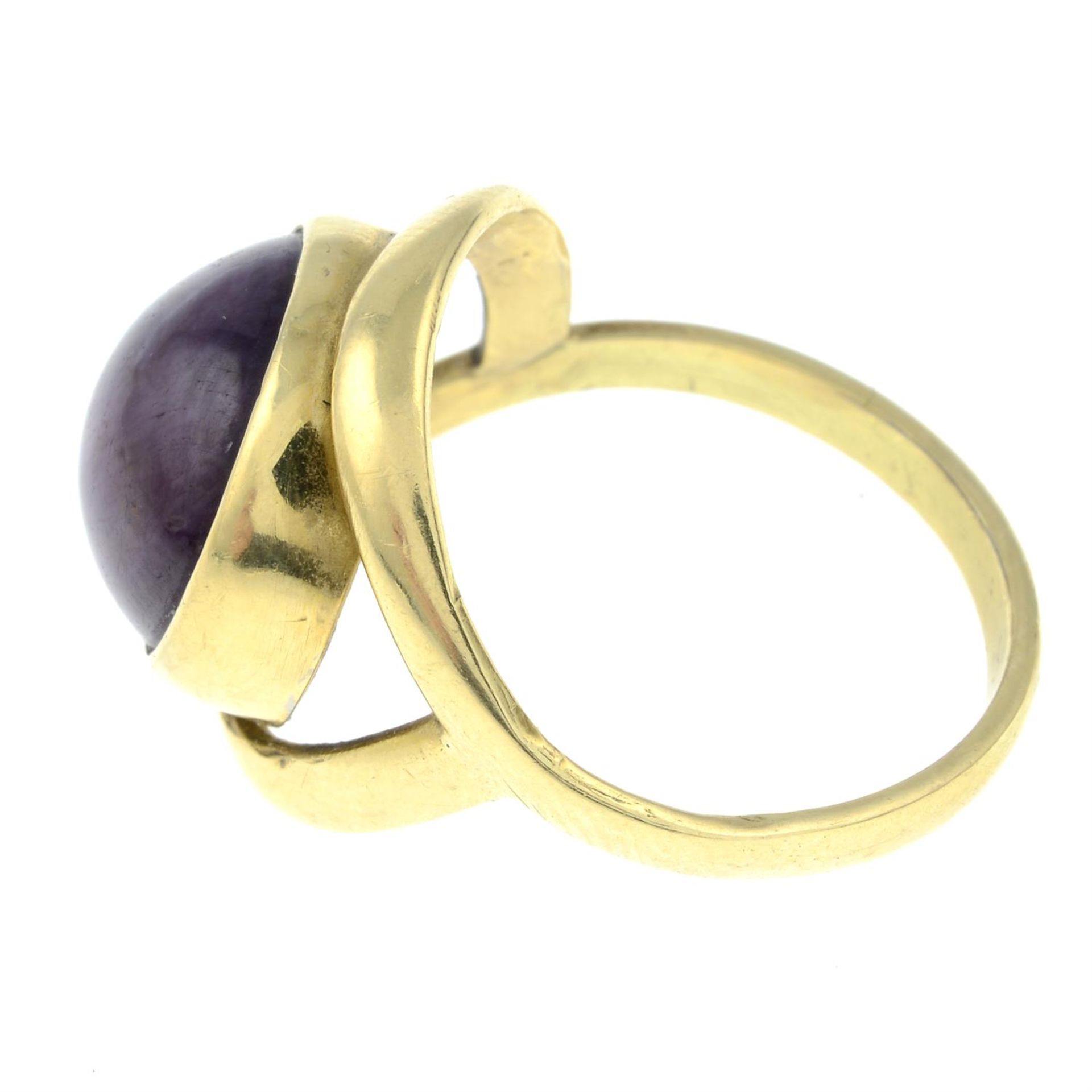 An 18ct gold star ruby single-stone ring. - Image 2 of 3