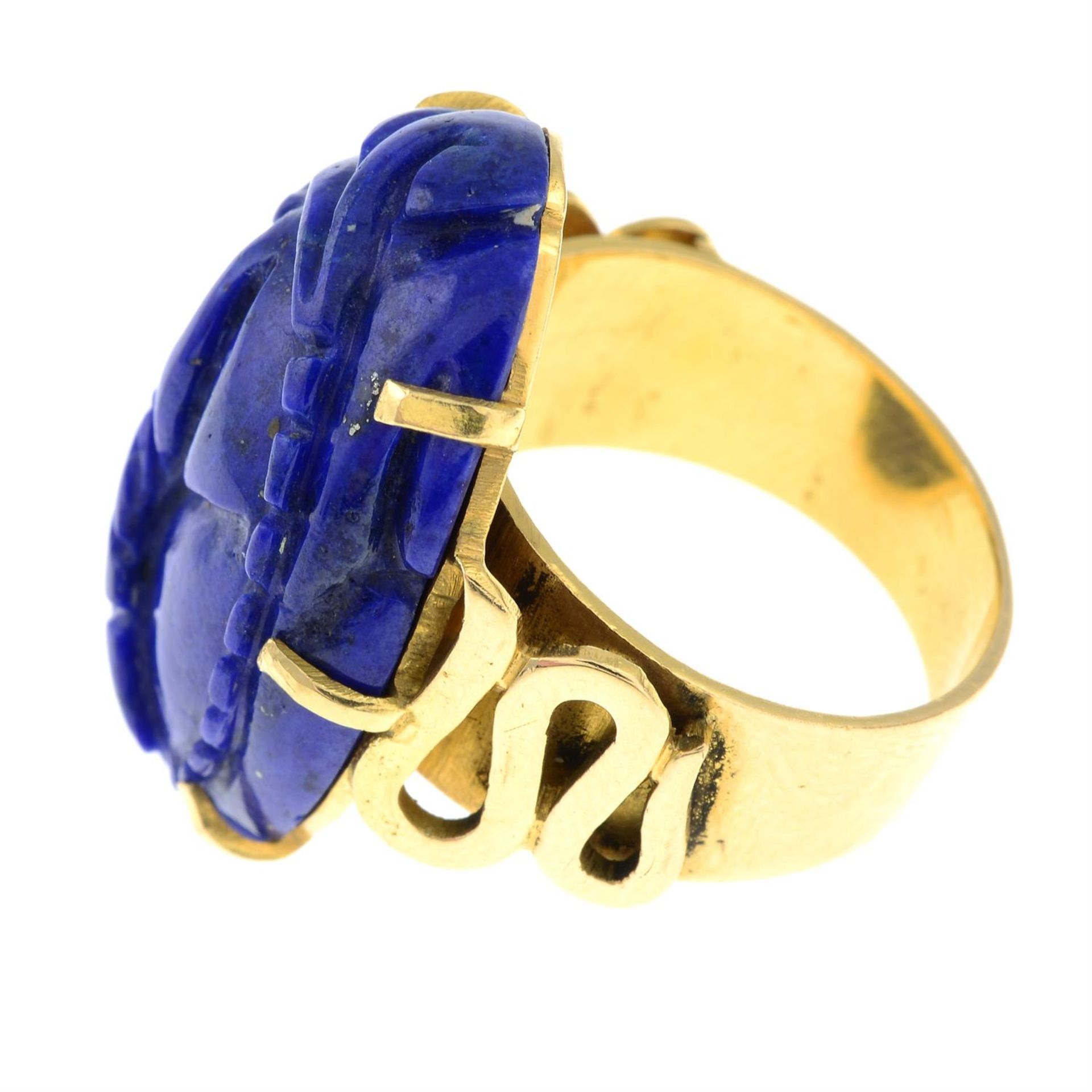 A carved lapis lazuli dress ring. - Image 2 of 3