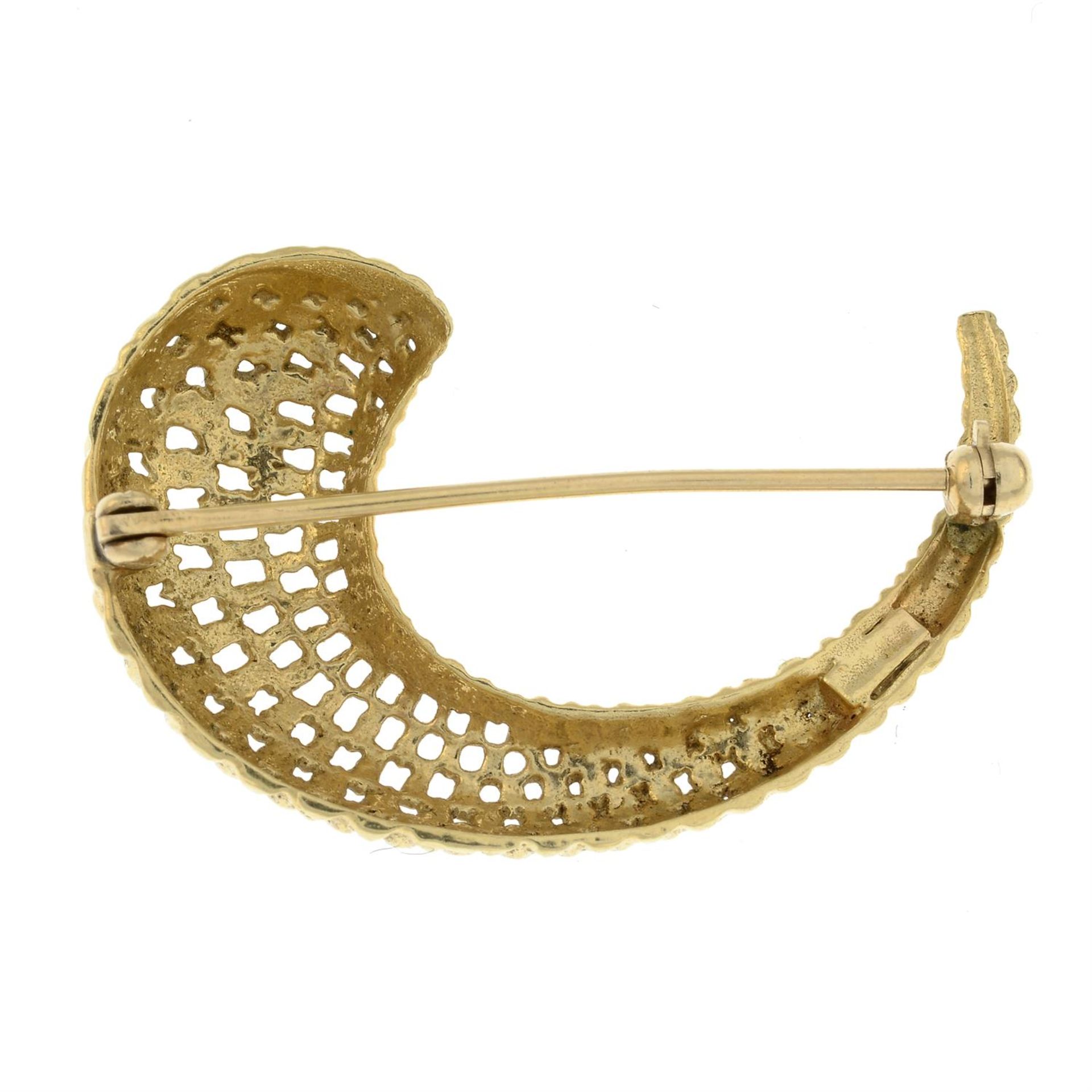 A textured brooch. - Image 2 of 2