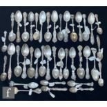 A parcel lot of assorted American silver souvenir teaspoons to include New York and Washington