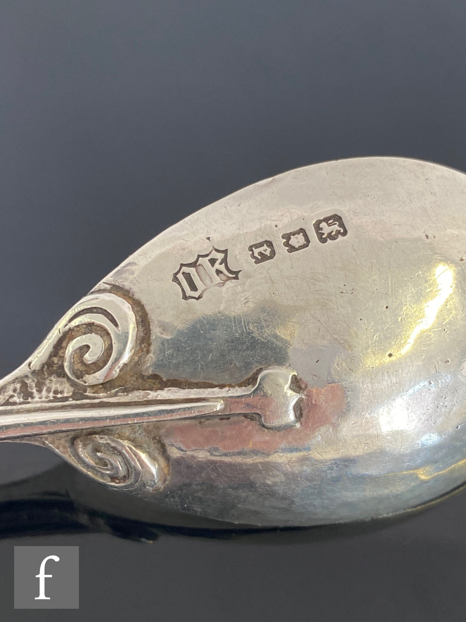 An Arts and Crafts hallmarked silver spoon decorated with berries below stylised leaf details - Image 3 of 3
