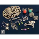 A small parcel lot of assorted silver and white metal jewellery items to include an Art Nouveau