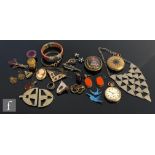 A parcel lot of assorted costume jewellery to include brooches, pendant, transfer printed brooch,