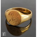 An 18ct hallmarked gentleman's signet ring of circular form with engraved initials JS to centre,