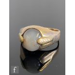 A 9ct gentleman's dress ring set with central grey agate with feather detail to shoulders, weight