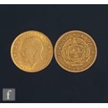 A George V full sovereign dated 1913 with a South African 1/2 Pond dated 1895. (2)