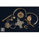 A small parcel of jewellery to include a 9ct pendant and bar brooch, weight 4g, with two lockets,