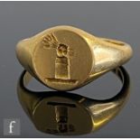 An 18ct hallmarked signet ring with intaglio engraved with a crest of a fist clenching a wheat sheaf