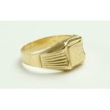 An 18ct gold Signet Ring (approx. 4.4g) hall marked, engraved with initials "R.K." (worn). (1)